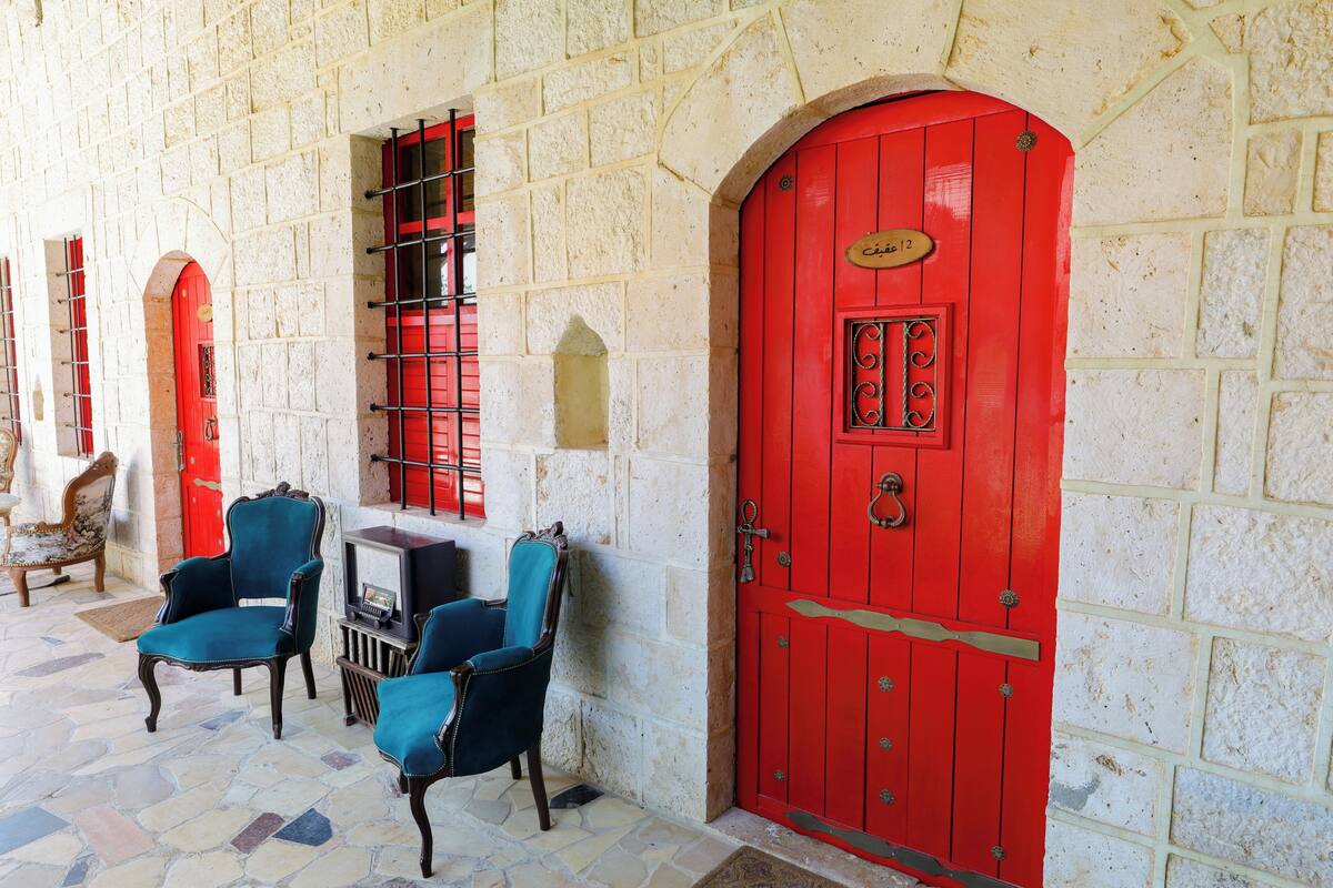 أغطية فراش متميزة وأسرّة بإسفنج يتكيف مع شكل الجسم وميني بار
