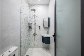 Ducha, secador de pelo, batas, pantuflas