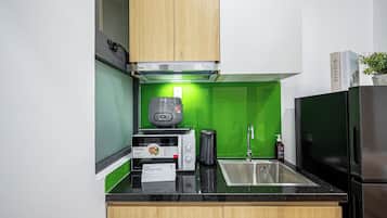 Estudio superior | Cocina privada | Refrigerador, microondas, arrocera y artículos de limpieza