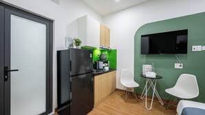 Estudio superior | Cocina privada | Frigorífico, microondas, arrocera y Artículos de limpieza