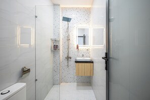 Superior-Studio | Badezimmer | Dusche, Haartrockner, Bademäntel, Hausschuhe