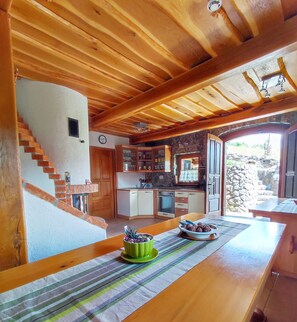 Rumah, pemandangan bukit | Dapur pribadi | Pemanggang roti, bumbu, perlengkapan kebersihan, dan meja makan