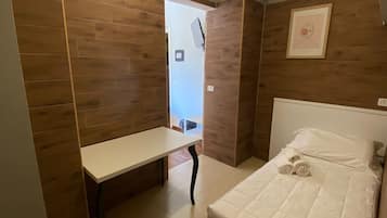 Basic Room, Balcony, Courtyard View | Desk, laptop workspace, iron/ironing board, free WiFi