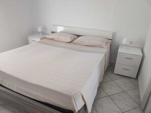 1 dormitorio, tabla de planchar con plancha, wifi y ropa de cama