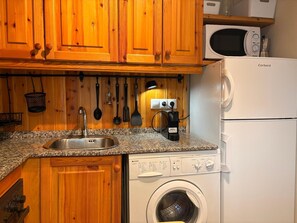 冷蔵庫、電子レンジ、オーブン、コーヒー / ティーメーカー