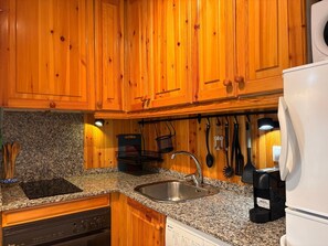 冷蔵庫、電子レンジ、オーブン、コーヒー / ティーメーカー