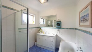 Dusche, Haartrockner, Handtücher