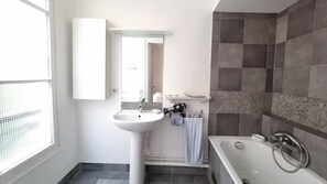 Hårføner, håndklær og såpe