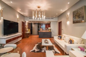 Smart TV, stereo - Luxurious 2BR | Fully Upgraded | High-end facilities (Dubai)