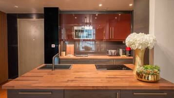 Een koelkast, een magnetron, een oven, een kookplaat