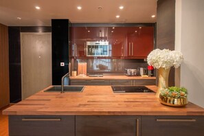 Een koelkast, een microgolfoven, een oven, een kookplaat