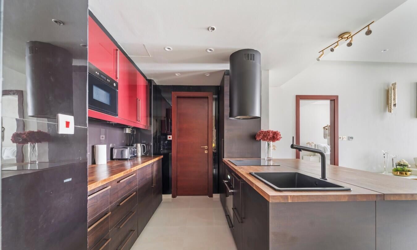 Frigorífico, microondas, horno y placa de cocina