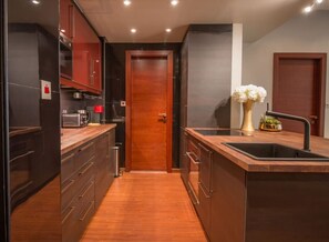 Fridge, microwave, oven, stovetop - Luxurious 2BR | Fully Upgraded | High-end facilities (Dubai)