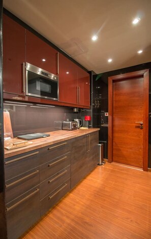 Jääkaappi, mikroaaltouuni, uuni, liesi