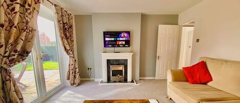 Smart TV, fireplace