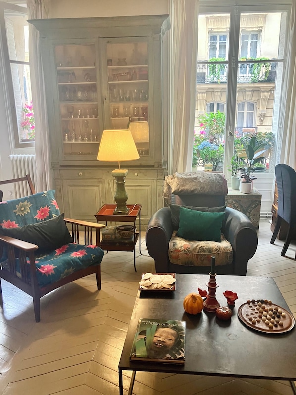 Smart-tv, eldstad och printers