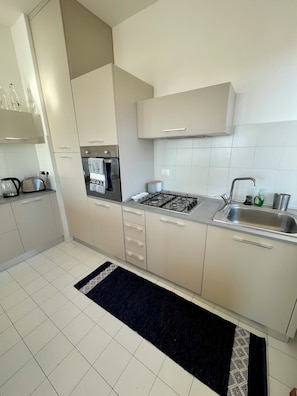 Kühlschrank, Ofen, Herdplatte, Geschirrspüler