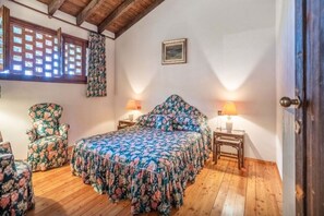 9 bedrooms, desk, iron/ironing board, travel cot