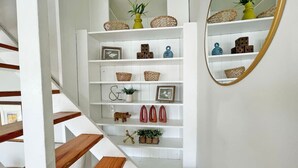 Eine Treppe mit Holzstufen, die zu einem hellen Innenraum führt.