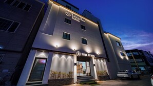 A modern hotel with a sign reading "Brown Dot Hotel." - Browndot Samcheonpo (Sacheon)