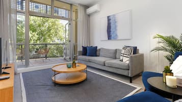 Leilighet, 2 soverom | Oppholdsområde | En 55-tommers smart-TV med digitale kanaler