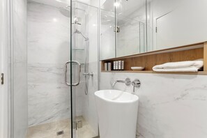 Bathroom - Hobson Quay Apartments by Urban Rest (Auckland)