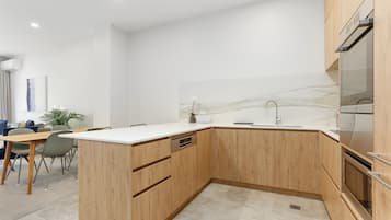 Apartment, 2 Schlafzimmer | Eigene Küche | Wasserkocher mit Kaffee-/Teezubehör, Toaster, Esstisch