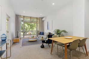 Apartamento, 2 quartos | Opções para refeição no quarto