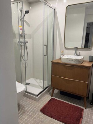 タオル、石鹸、トイレットペーパー