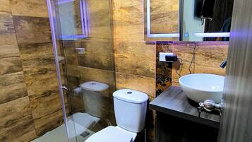 Apartment | Bathroom | Combined shower/bathtub, deep-soaking bathtub, towels