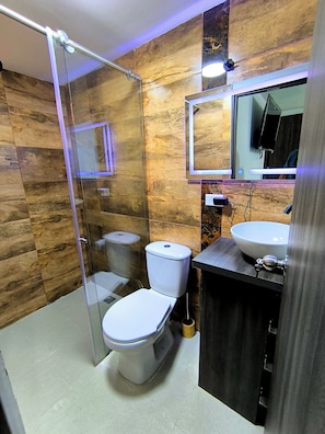 Apartment | Bathroom | Combined shower/tub, deep soaking tub, towels - Cozy City Apartment in Cartago (Cartago)