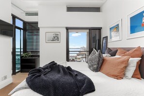 One Bedroom Apartment with Parking | Iron/ironing board, free WiFi - Customs Street Apartments by Urban Rest (Auckland)