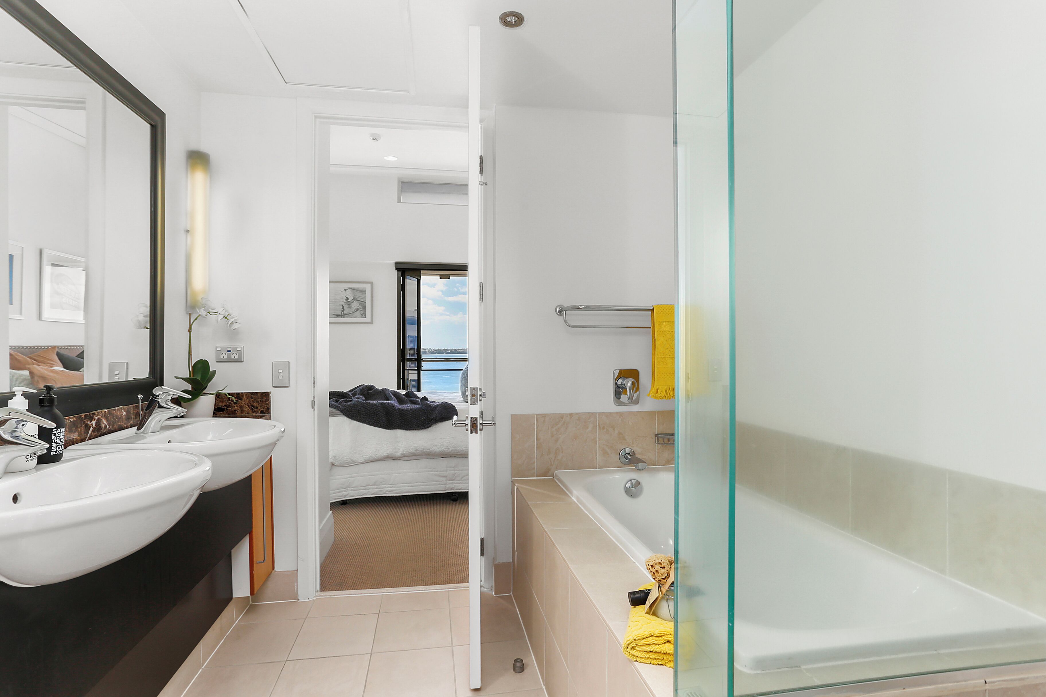 Apartamento, 1 habitación | Baño | Bañera y ducha independientes, secador de pelo, toallas y jabón
