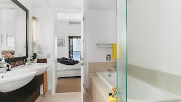 Apartamento, 1 habitación | Baño | Bañera y ducha independientes, secador de pelo, toallas y jabón