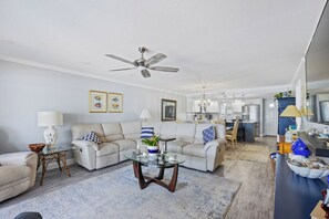 Smart TV, books - Luxury Sandpiper 608 / Family Friendly / 2 Pools / 2 Kiddie Pools / Car Free Beach (New Smyrna Beach)