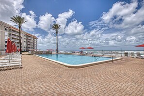 A heated pool - Luxury Sandpiper 608 / Family Friendly / 2 Pools / 2 Kiddie Pools / Car Free Beach (New Smyrna Beach)