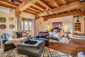 Smart TV, fireplace, ping pong - Indoor heated pool, hot tub, EV charger, 15 min to SF- 7 bedrooms 5 are en-suite (Santa Fe)