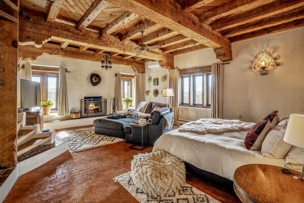 7 Schlafzimmer, Schreibtisch, BĂŒgeleisen/BĂŒgelbrett, Reisekinderbett