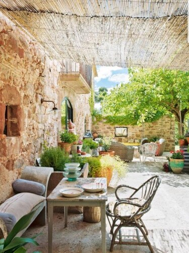 Historic Catalan country house located in a natural park and 40' from Barcelona!
