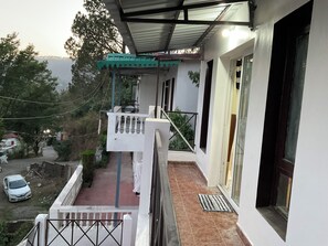 Exterior detail - 3BHK Villa near Bhimtal with Sukha valley View and parking space! (Sukha)