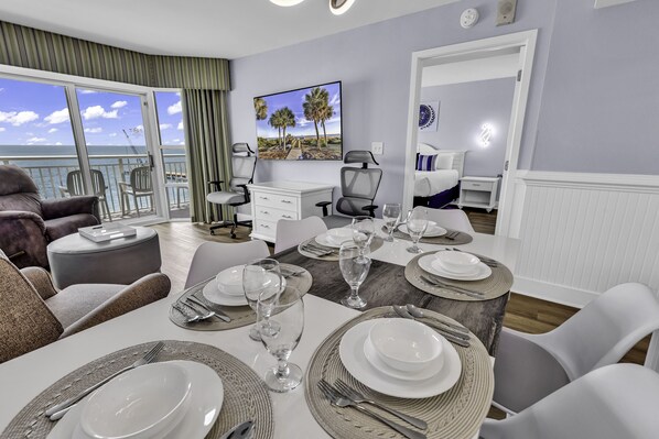 Signature-Apartment, 2 Schlafzimmer, Balkon, Meerblick | Essbereich im Zimmer