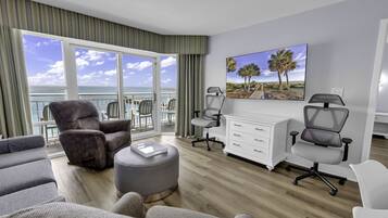 Departamento Prestigio, 2 habitaciones, balcón, vista al océano | Sala de estar | Smart TV de 65 pulgadas con canales digitales