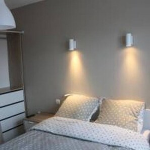 9 Schlafzimmer, Bügeleisen/Bügelbrett, WLAN