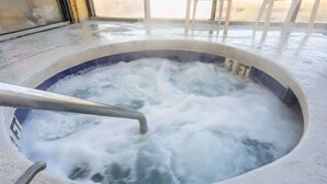 Un jacuzzi con una escalera de metal y un indicador de profundidad que marca 3 pies.
