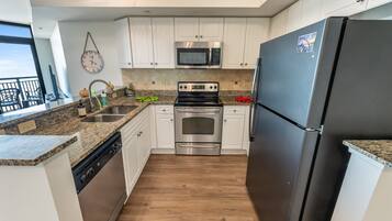 Frigorifero, microonde, forno, piano cottura