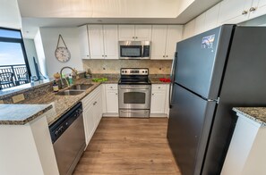 Een koelkast, een microgolfoven, een oven, een kookplaat