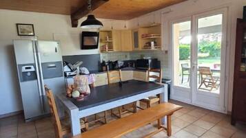 Réfrigérateur, micro-ondes, plaque de cuisson, lave-vaisselle