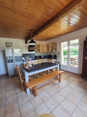 Réfrigérateur, micro-ondes, plaque de cuisson, lave-vaisselle