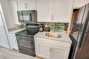 Geladeira, micro-ondas, fogão, cooktop