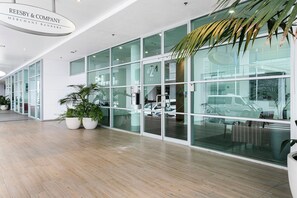 Leilighet – superior, 2 soverom, havneutsikt | 2 soverom, skrivebord for bærbar PC, wi-fi (inkludert) og sengetøy